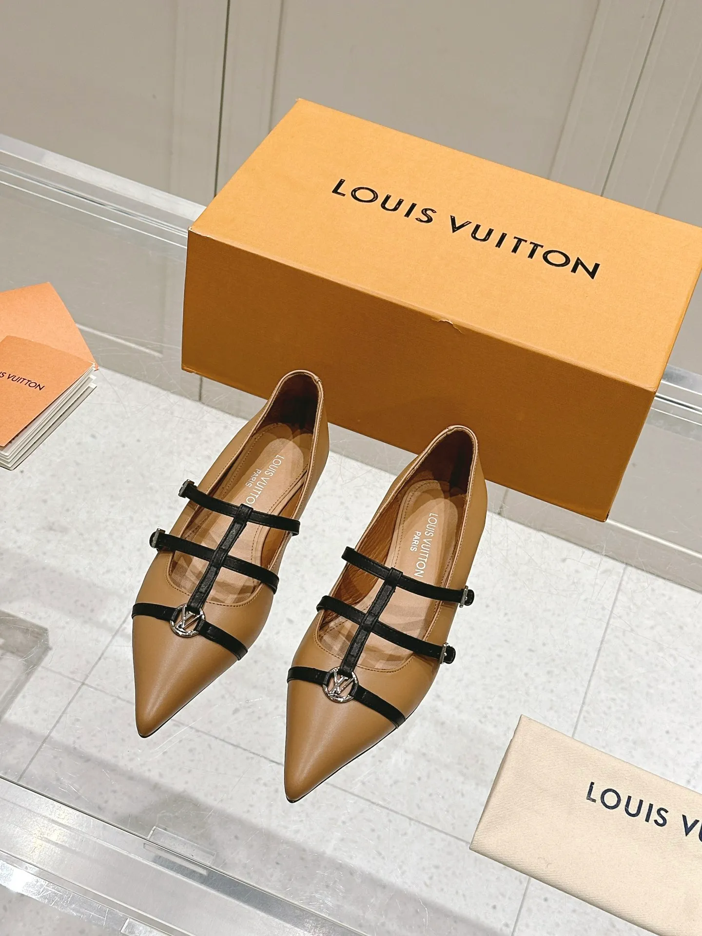 👟👟Ex-factory price 680👟👟 L V➕ Murakami Takashi co-branded series top quality louis vuitton ss25 new arrival～ LV.2025 spring and summer series｜new pointed toe high heels🆕 The small pointed toe of the eagle is matched with a hollow leather strip and a small square buckle to adjust the tightness, and the LV hardware "logo" is embellished, and the details and texture are particularly high-end! The sharp styling effect is a visual feast💯It is difficult to conceal the elegant temperament of LV. It is easy to wear, comfortable, sexy and exquisite ~ Grade A sheepskin lining is soft and breathable. The genuine leather outsole imported from Italy is easy to wear and will not tire your feet. Size: 35-40 (41 customized items are non-refundable)